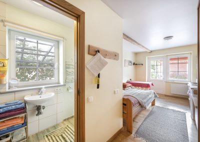 Apartamentai Palangoje „Zefyras“ - vonios kambarys, miegamojo ir svetainės erdvė